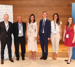 Su Majestad la Reina junto a un grupo de investigadores
